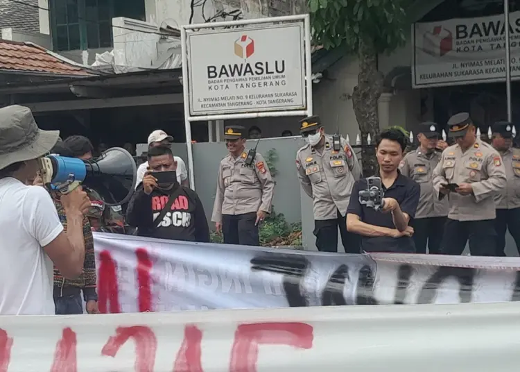 Desak Usut Tuntas Netralitas ASN, Pengunjuk Rasa Geruduk Kantor Bawaslu Kota Tangerang