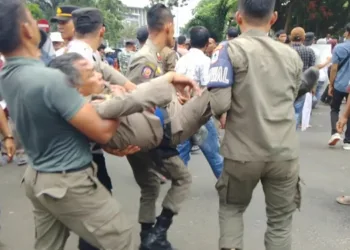 2 Petugas Satpol PP Lebak Terkapar Usai Tertimpa Pagar yang Dirusak Massa