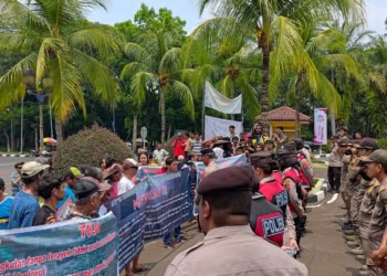 Ajukan Tiga Tuntutan, Sopir Angkot Geruduk Kantor Bupati Tangerang