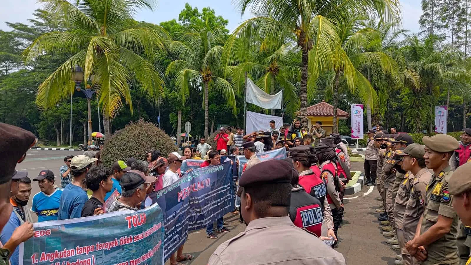 Ajukan Tiga Tuntutan, Sopir Angkot Geruduk Kantor Bupati Tangerang