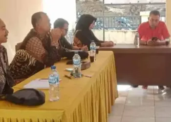 Kepala DPKPP Pandeglang Roni (dua dari kiri), menyampaikan program bantuan BSPS kepada masyarakat. (ISTIMEWA)