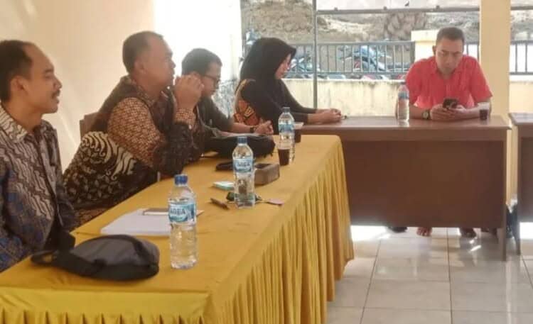 Kepala DPKPP Pandeglang Roni (dua dari kiri), menyampaikan program bantuan BSPS kepada masyarakat. (ISTIMEWA)