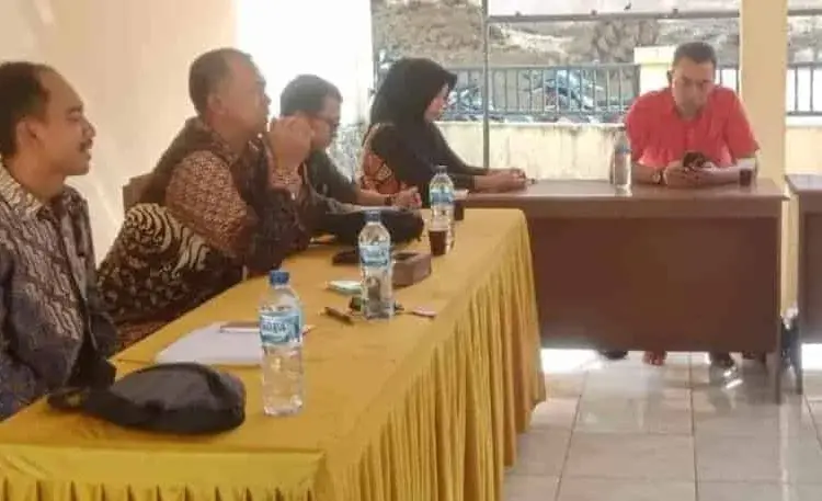 Kepala DPKPP Pandeglang Roni (dua dari kiri), menyampaikan program bantuan BSPS kepada masyarakat. (ISTIMEWA)