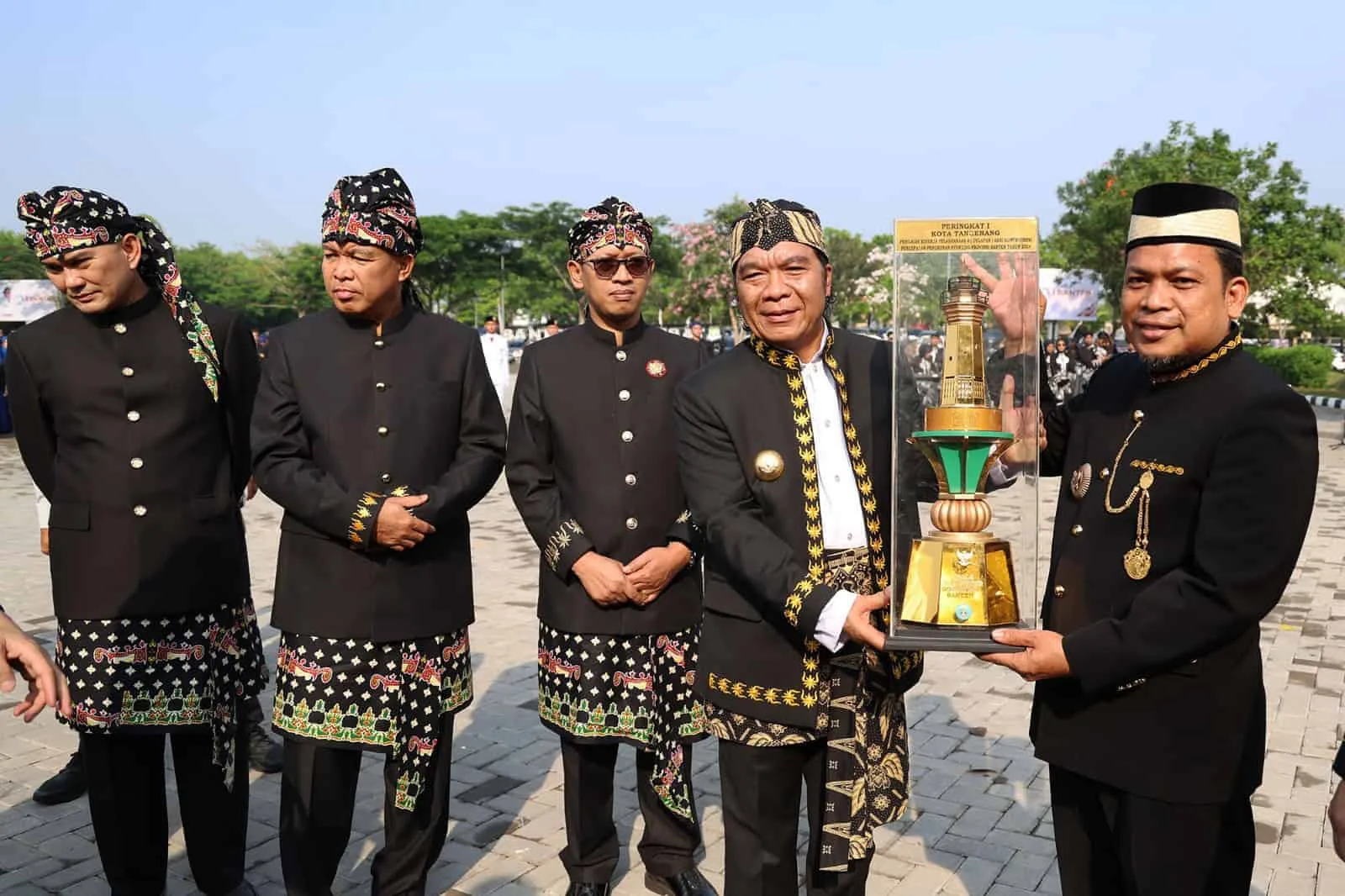 Pj Gubernur Banten Al Muktabar, beri apresiasi kepada 8 Pemda se-Banten. (ISTIMEWA)