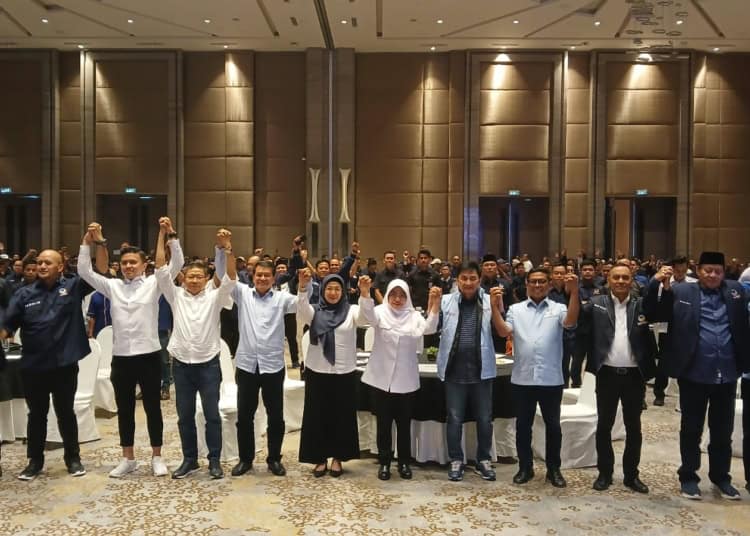 Calon Bupati dan Wakil Bupati Tangerang, Maesyal Rasyid-Intan Nurul Hikmah beserta Calon Gubernur-Wakil Gubernur Banten, Andra Sony-Dimyati terlihat foto bersama dan bergandengan tangan usai acara konsolidasi DPW Nasdem Provinsi Banten, di  Novotel, Tangcity, Kota Tangerang, Jumat (4/10).