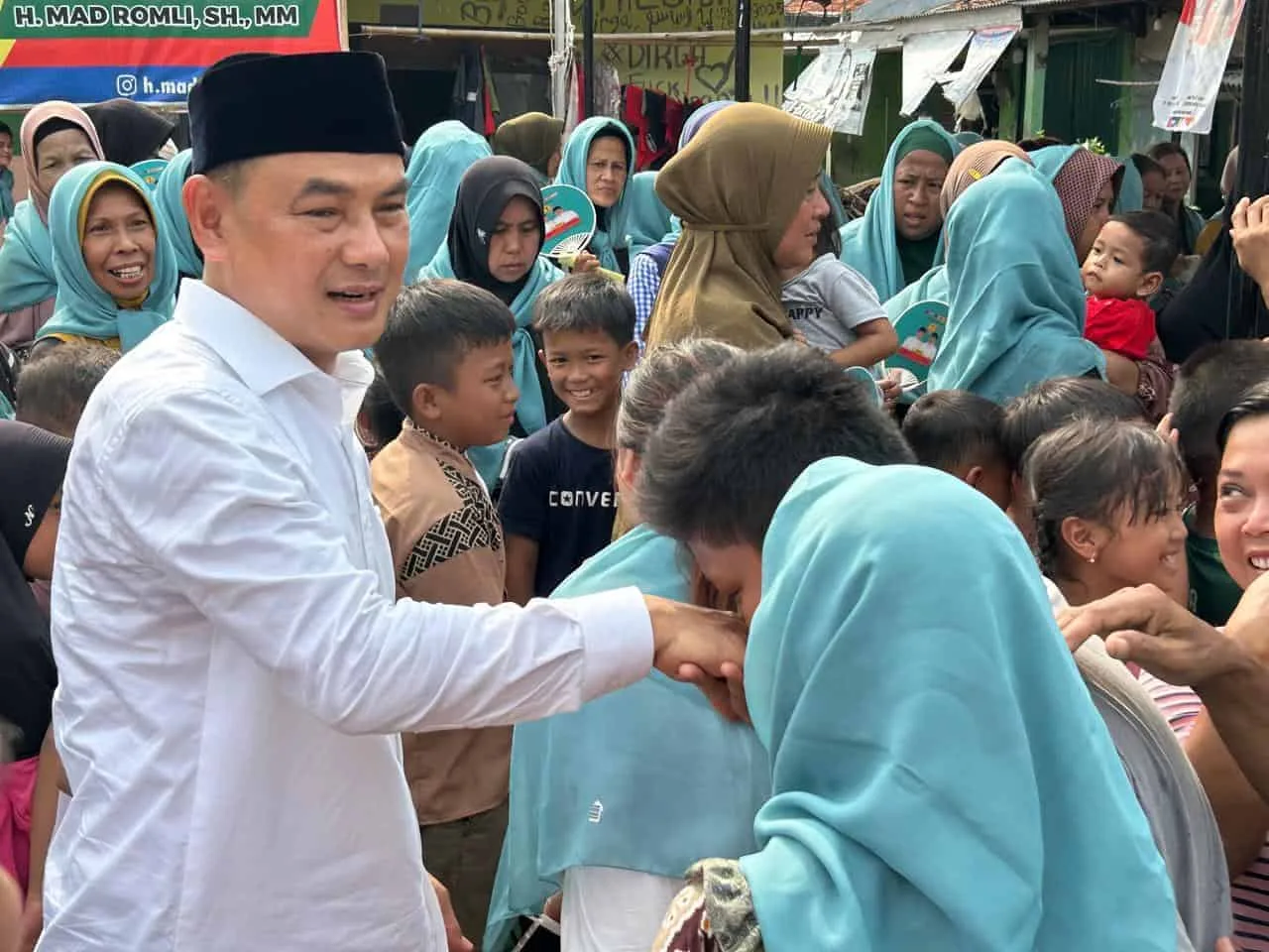 MERAKYAT: Calon Bupati Tangerang Mad Romli dikenal merakyat dan punya banyak program terobosan pro rakyat dan pro kesejahteraan rakyat. (ISTIMEWA)