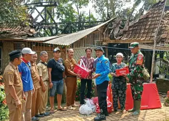 KSB Kabupaten Pandeglang, memberikan bantuan kepada korban kebakaran di Desa/Kecamatan Angsana. (ISTIMEWA)