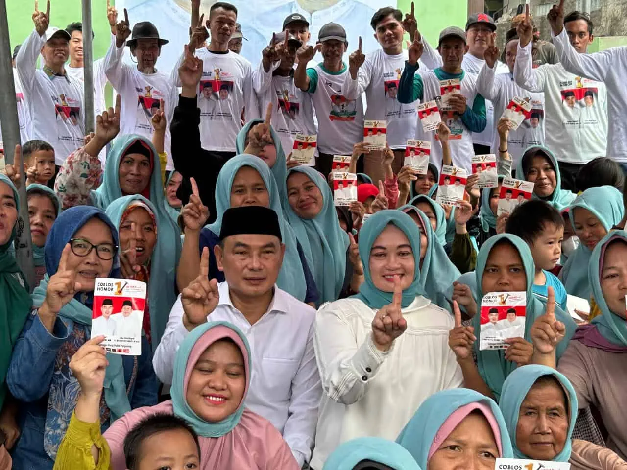 SOSIALISASI: Calon Bupati Tangerang Mad Romli saat melakukan sosialisasi program dan pencalonannya. (ISTIMEWA)