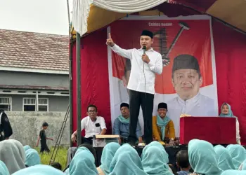 PEMBERDAYAAN PETANI: Calon Bupati Tangerang nomor urut 1, H. Mad Romli memberikan sambutan saat bertemu dengan warga Kabupaten Tangerang. (ISTIMEWA)