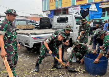 Ratusan TNI membersihkan sampah di Pasar Tradisional Serpong dalam rangka memperingati HUT ke-79 TNI. (Eko)