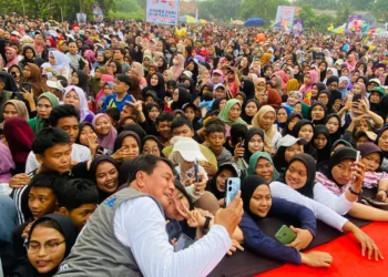 Calon Bupati Tangerang, Moch. Maesyal Rasyid, saat selfie bersama masyarakat, dalam acara senam sehat di lapangan pertigaan wilayah Kecamatan Kemiri, Sabtu (12/10/2024). (ALFIAN/SATELITNEWS.COM)