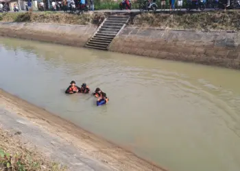 Tim SAR Gabungan, sedang melakukan pencarian bocah tenggelam di Sungai Nambo, di Ciruas, Kabupaten Serang. (ISTIMEWA)