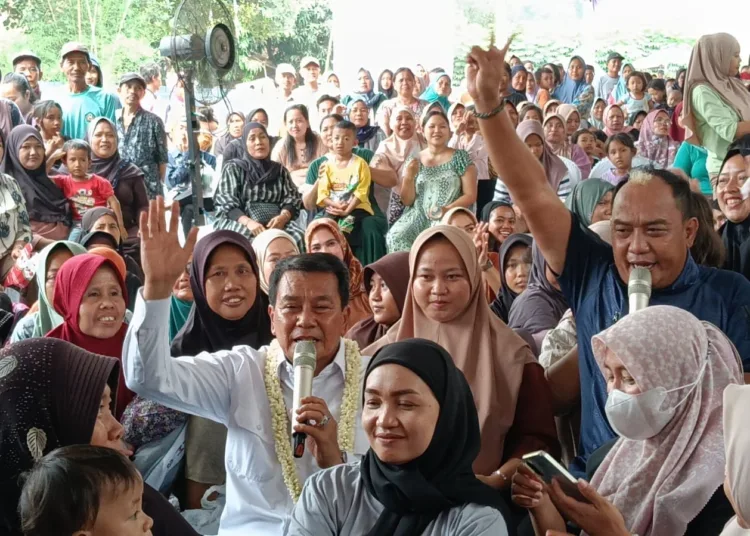 Calon Bupati Tangerang Moch. Maesyal Rasyid bersama warga Jayanti. (ALFIAN/SATELITNEWS)