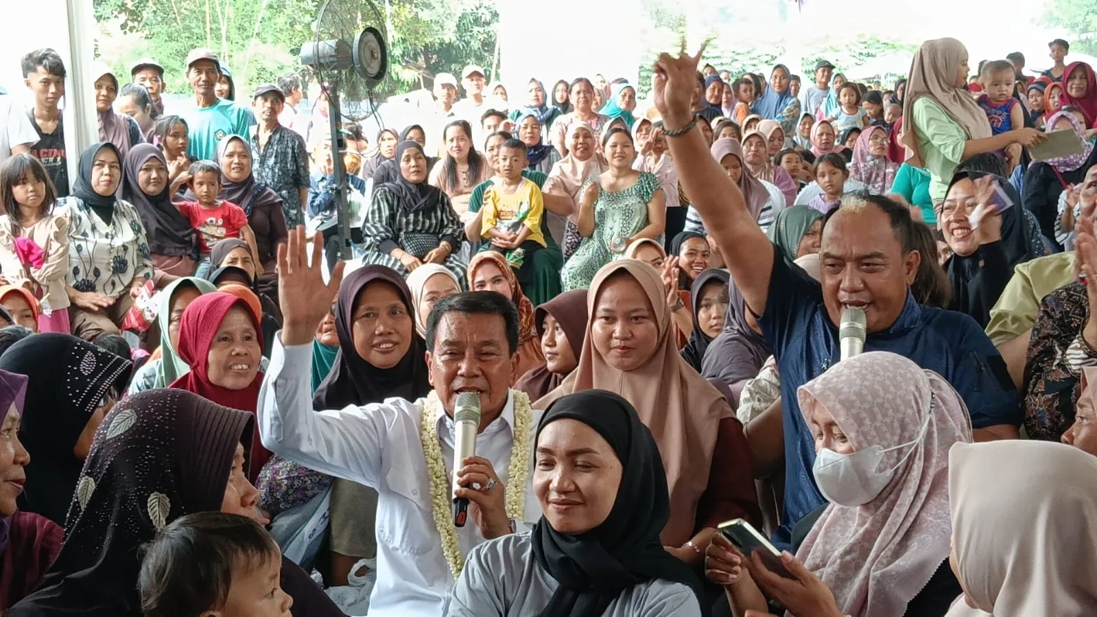 Calon Bupati Tangerang Moch. Maesyal Rasyid bersama warga Jayanti. (ALFIAN/SATELITNEWS)