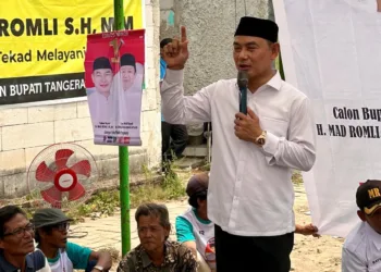 DIDUKUNG PELAKU UMKM: Calon Bupati Tangerang Mad Romli saat bertemu dengan masyarakat Kabupaten 
Tangerang. (ISTIMEWA)