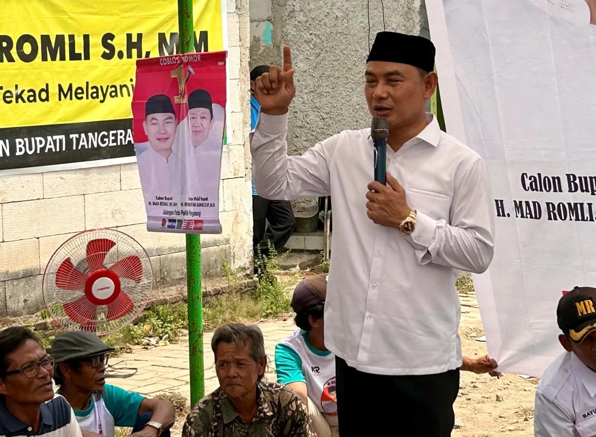 DIDUKUNG PELAKU UMKM: Calon Bupati Tangerang Mad Romli saat bertemu dengan masyarakat Kabupaten 
Tangerang. (ISTIMEWA)