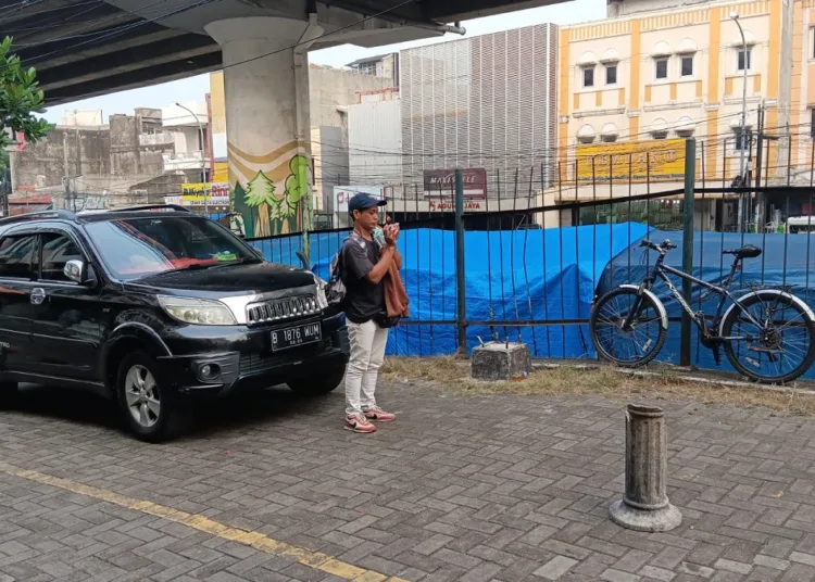 Pria Lompat Dari Atas Fly Over Ciputat, Tersangkut Kabel Sebelum Jatuh