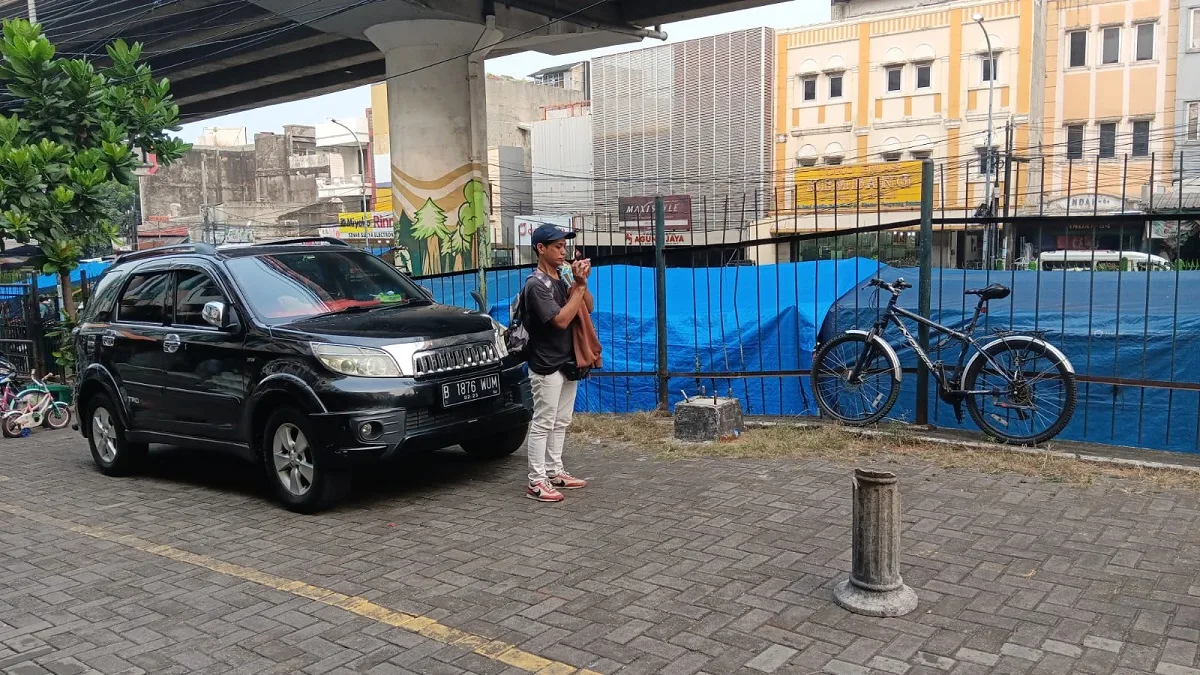 Pria Lompat Dari Atas Fly Over Ciputat, Tersangkut Kabel Sebelum Jatuh