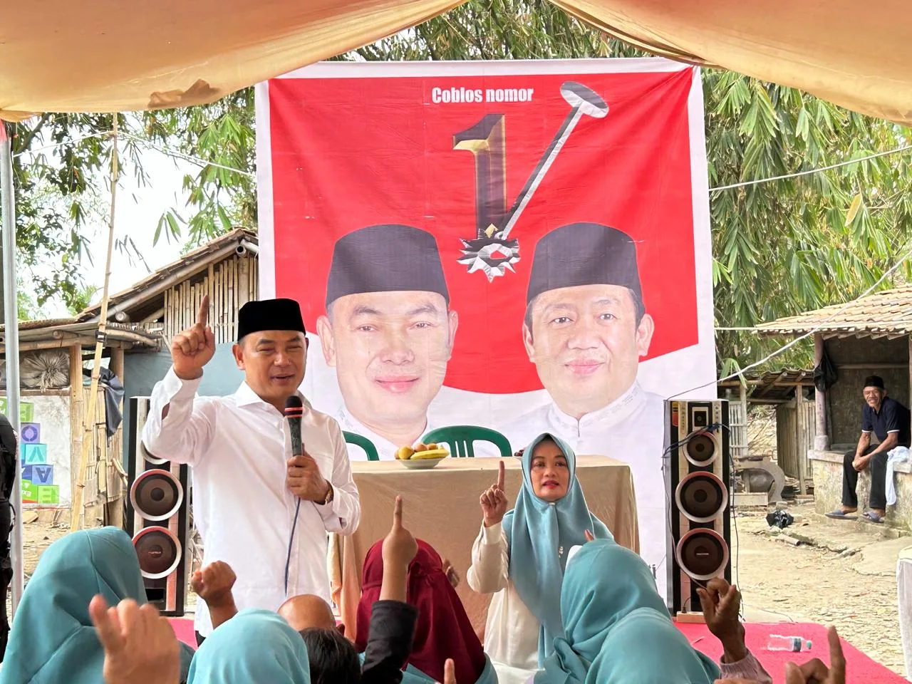 DIDUKUNG FORUM PETANI: Calon Bupati Tangerang Mad Romli saat menyambangi warga di Kabupaten 
Tangerang dalam rangka kampanye. (ISTIMEWA)