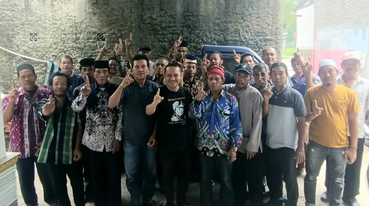 MENDUKUNG: Forum Petani Kabupaten Tangerang saat menyatakan dukungan kepada Mad Romli-Irvansyah Asmat (MAVAN). (ISTIMEWA)