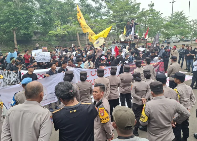 Mahasiswa Unpam Geruduk Mapolres Tangsel