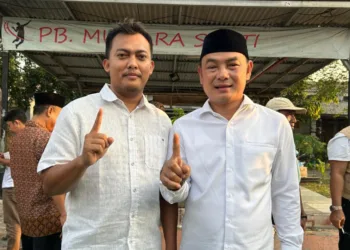 Salah satu tokoh muda Jambe Dadan Rusmana saat foto bersama Calon Bupati Tangerang Mad Romli. (ISTIMEWA)