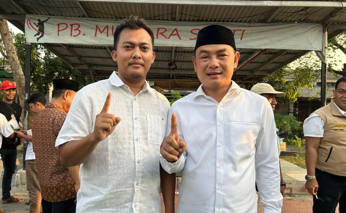 Salah satu tokoh muda Jambe Dadan Rusmana saat foto bersama Calon Bupati Tangerang Mad Romli. (ISTIMEWA)