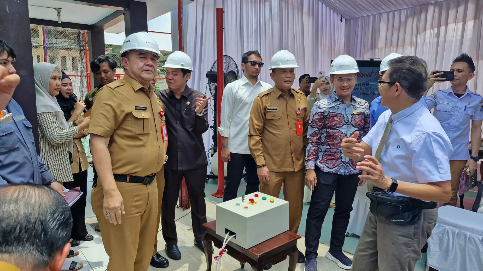 SIMULASI: Suasana simulasi Teknologi AWS Pyrolisis di Tempat Pengolahan Sampah Reduce Reuse Recycle (TPS 3R) Mustika Ikhlas, Tigaraksa, Senin (21/10/2024). (ISTIMEWA)