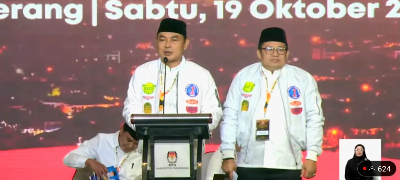 PEMAPARAN: Calon Bupati dan Wakil Bupati Tangerang Mad Romli-Irvansyah Asmat saat pemaparan di debat terbuka pertama. (TANGKAPAN LAYAR)