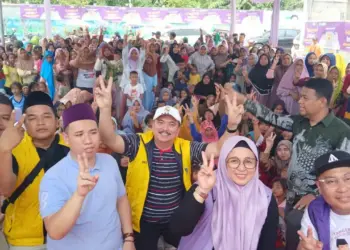 BERSAMA WARGA: Calon Wakil Bupati Tangerang nomor urut 02, Intan Nurul Hikmah saat berswafoto bersama ratusan masyarakat Desa Tegal Kunir Lor, Kecamatan Mauk, Selasa (29/10). (ALFIAN)