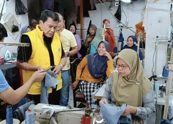 MENINJAU: Calon Bupati Tangerang nomor urut 02, Moch. Maesyal Rasyid saat meninjau langsung proses produksi pakaian di sebuah konveksi IKM milik Yanto warga Desa Gintung, Kecamatan Sukadiri, Rabu (30/10). (ALFIAN)