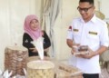 Wabup Pandeglang Tanto Warsono Arban (kanan), sedang memilih dan melihat hasil kerajinan tangan yang diproduksi perajin lokal. (ISTIMEWA)