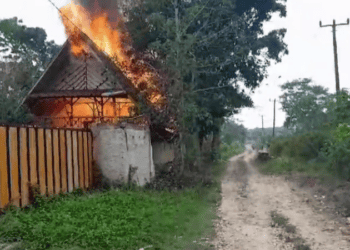 Bangunan Sekolah Alam di Lebak Terbakar