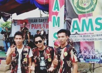 Korda AMS Banten, Oji Fachrurozi (tengah) bersama rekan - rekan di organisasinya. (ISTIMEWA)