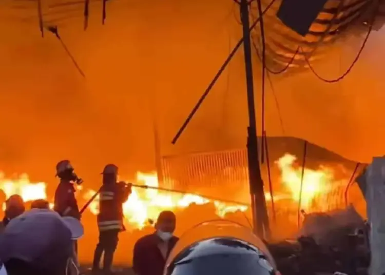 Terkena Percikan Mesin Las, Lapak Barang Bekas di Pondoko Aren Terbakar