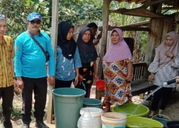 Sejumlah warga Munjul Kabupaten Pandeglang, mendapatkan bantuan air bersih. (ISTIMEWA)