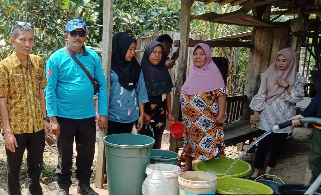 Sejumlah warga Munjul Kabupaten Pandeglang, mendapatkan bantuan air bersih. (ISTIMEWA)