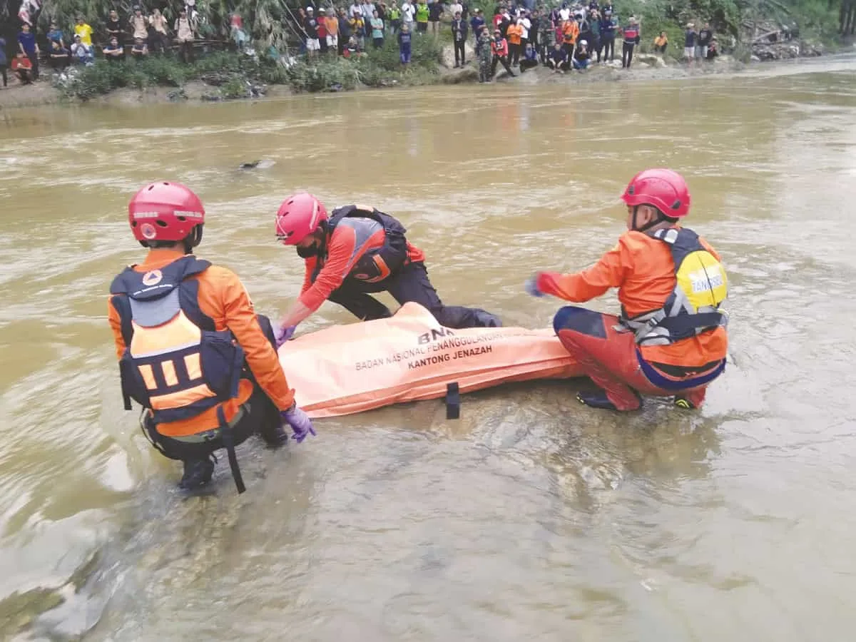 Warga Ciputat Ditemukan Tewas Mengambang Di Sungai Cisadane