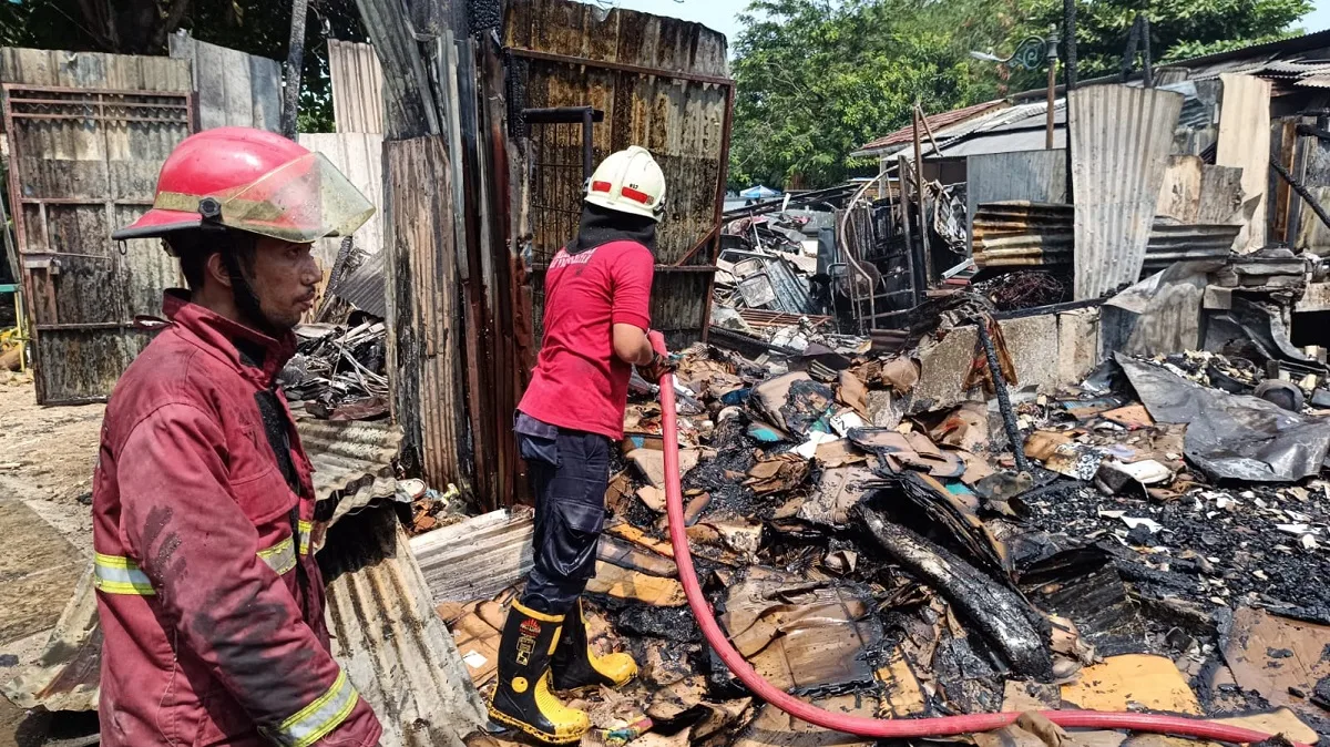 Gas Meledak, Warkop dan Lapak Barang Bekas Terbakar di Serpong Utara