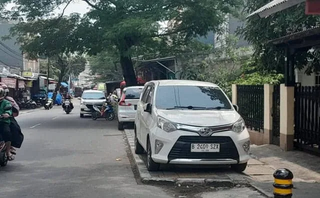 Alamak..Trotoar di Karawaci Jadi Lapak Jualan dan Parkir Mobil