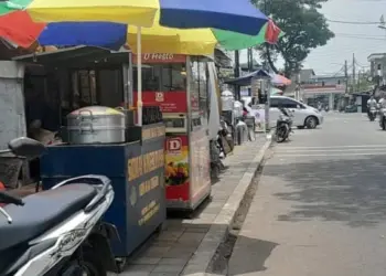 Alamak..Trotoar di Karawaci Jadi Lapak Jualan dan Parkir Mobil