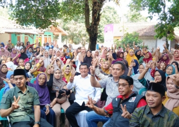 Calon Bupati Tangerang nomor urut 2 Maesal Rasyid bersama para pendukungnya di Solear. (ISTIMEWA)