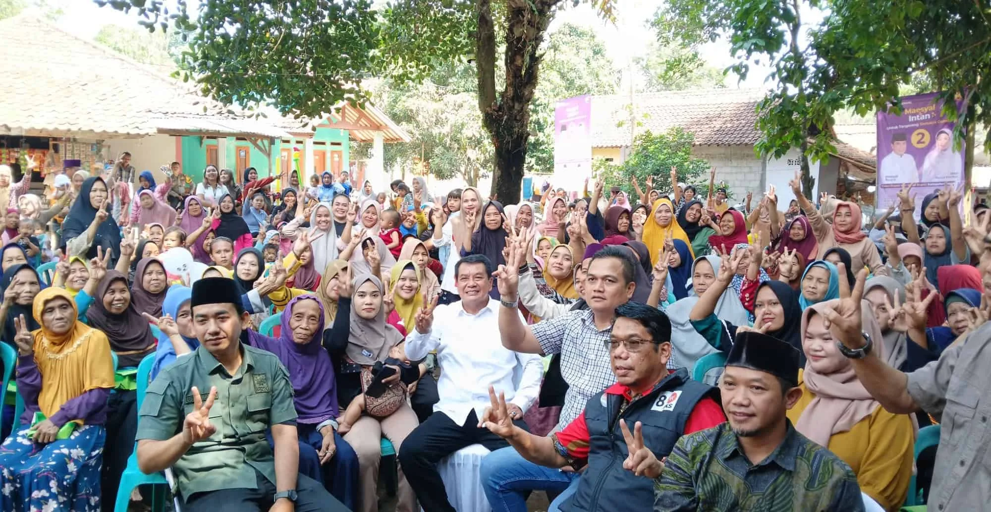 Calon Bupati Tangerang nomor urut 2 Maesal Rasyid bersama para pendukungnya di Solear. (ISTIMEWA)