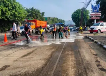 Tumpahan Oli di Jalan Jenderal Sudirman Tangerang Sebabkan 3 Pemotor Tergelincir