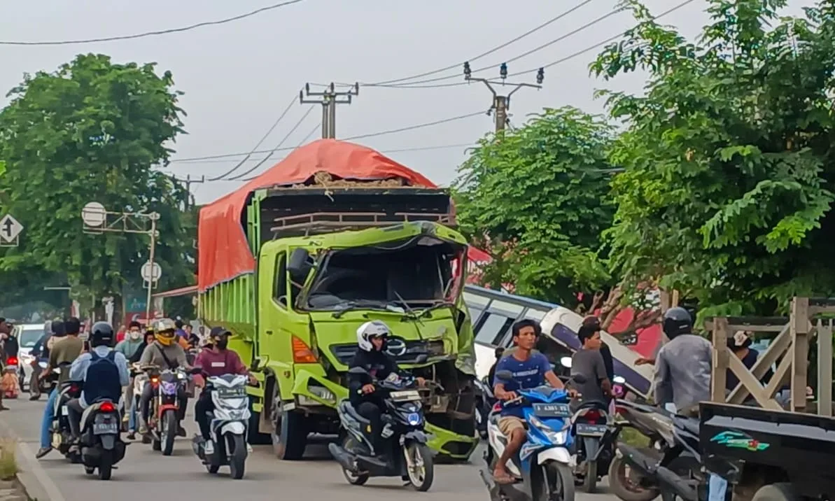 Truk Tanah Tabrak Bus Karyawan di Kabupaten Tangerang, Satu Orang Tewas