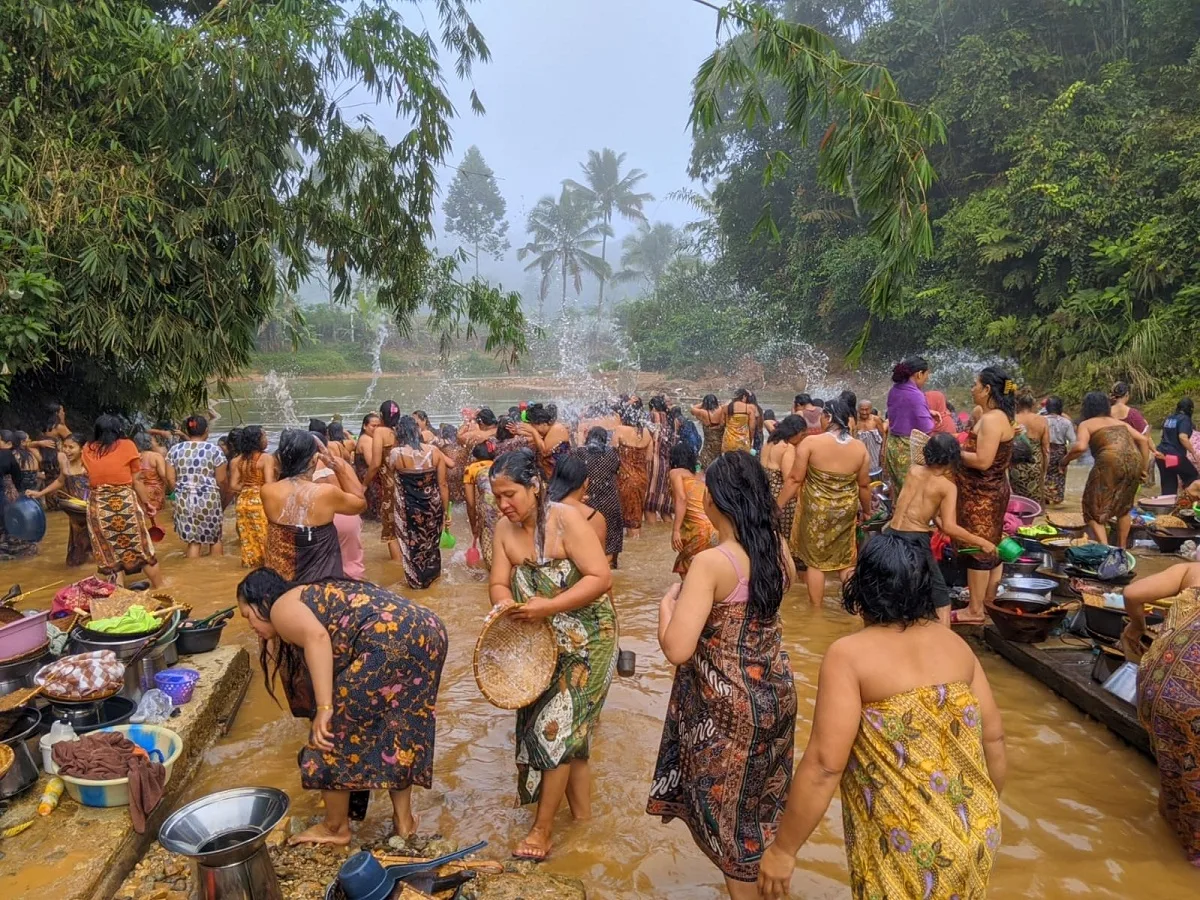 Unik, Ratusan Perempuan Desa di Lebak Ikuti Tradisi Mandi Bareng di Sungai