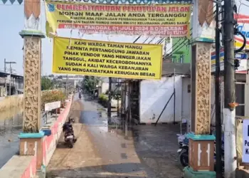 Korban Banjir di Komplek Taman Mangu Indah Pasang Spanduk Tuntut Ganti Rugi