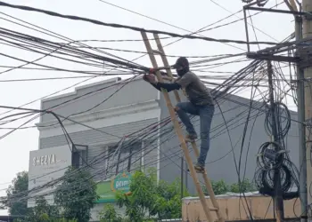 Dikeluhkan Warga, Tiang Listrik Nyaris Roboh di Ciater Akhirnya Dibongkar