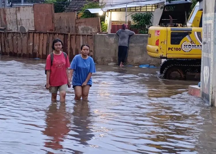 Tanggul Kembali Jebol, Warga Komplek Taman Mangu Indah Kebanjiran Lagi