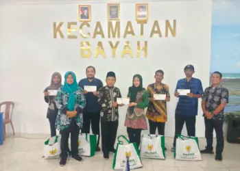 Baznas Serahkan Bantuan ke Guru yang Belepotan Lumpur di Lebak